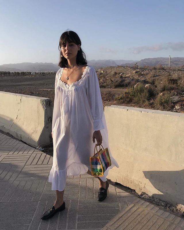 El maxivestido de María Bernad. El estilo libre evocador del ab-lib ibicenco jamás pasará de moda. La clave está en la transparencia y en el fantastico contraste que Bernad consigue al combinar el vestido con unos zapatos de Gucci.