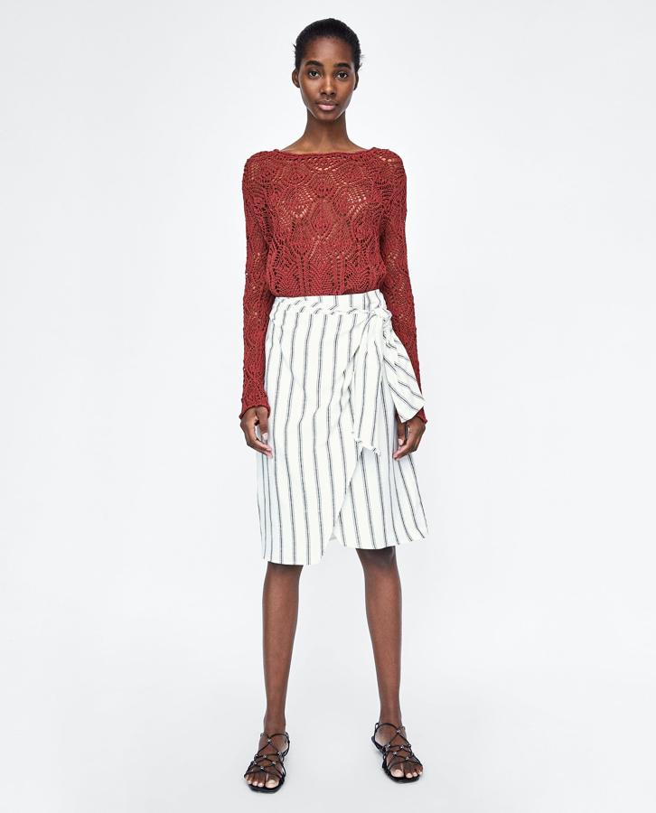 Falda pareo, a rayas y hasta la rodilla. De Zara (15,99 €).