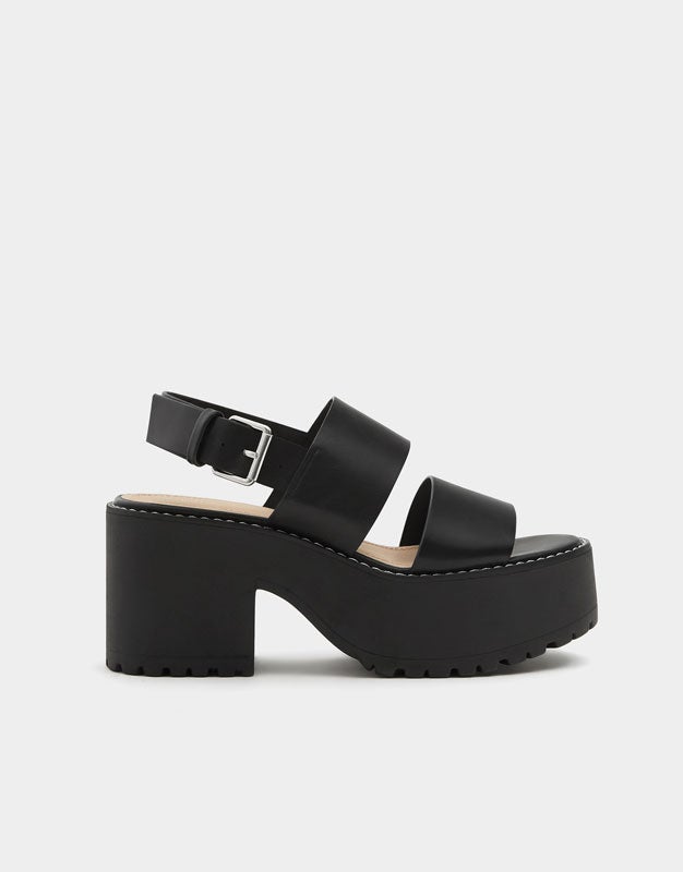 Sandalias con detalle y pespuntes de Pull and Bear: 15,99 euros.