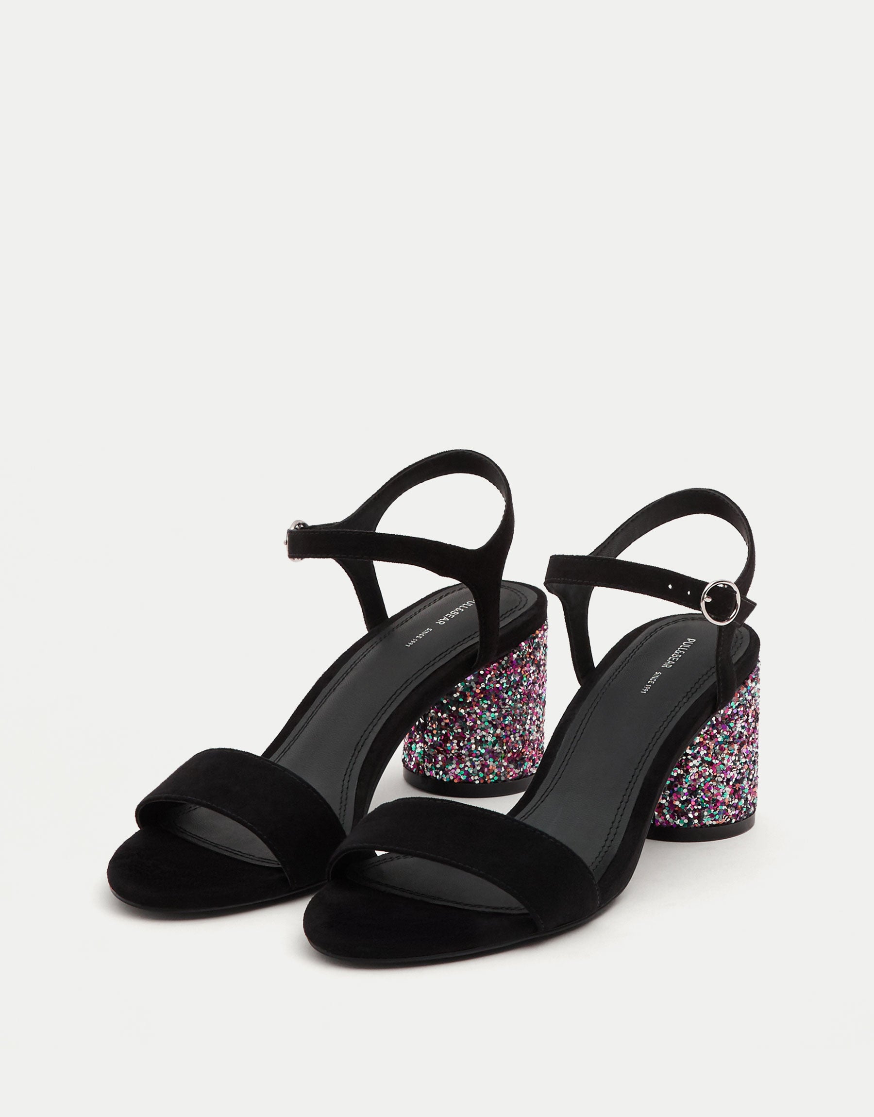 Sandalias con tacón de glitter, de Pull and Bear: 15,99 euros.