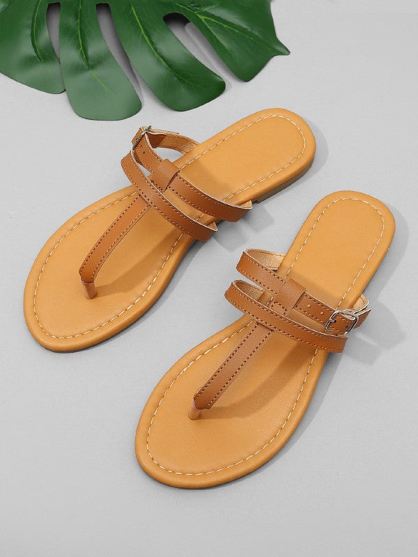 Sandalias con hebilla planas de Shein: 15 euros.