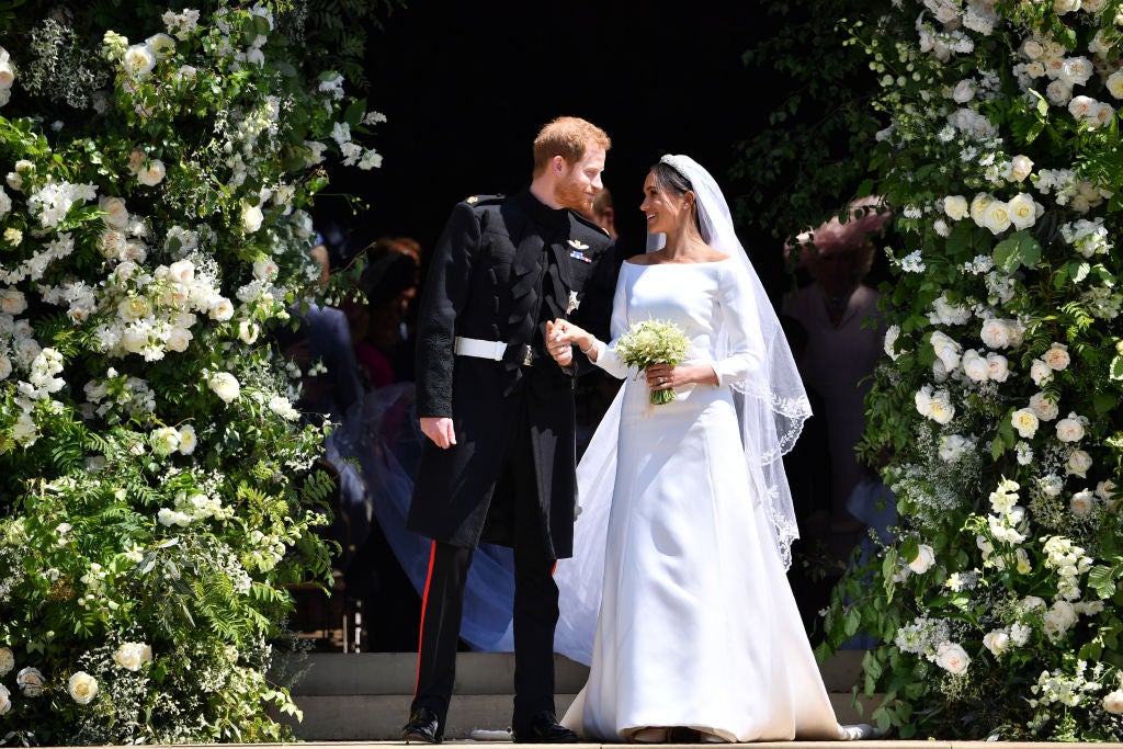 Claire Waight Keller, directora creativa de Givenchy, diseñó el minimalista vestido de novia de Markle, el más caro de su armario. Un diseño en seda blanca con manga francesa, cola y escote barco, que hizo que el príncipe Enrique musitara a la llegada de Markle a la iglesia: 'You look amazing' ('Estás increíble').
