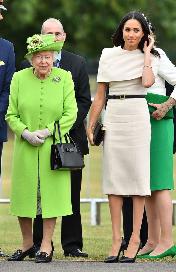 En su primera aparición en solitario y con la Reina, la Duquesa de Sussex volvió a confiar en Givenchy, en concreto en este diseño 'midi' con una capa corta sobre los hombres y cinturón negro y dorado, realizado especialmente para ella. Precio: 18.000 dólares.