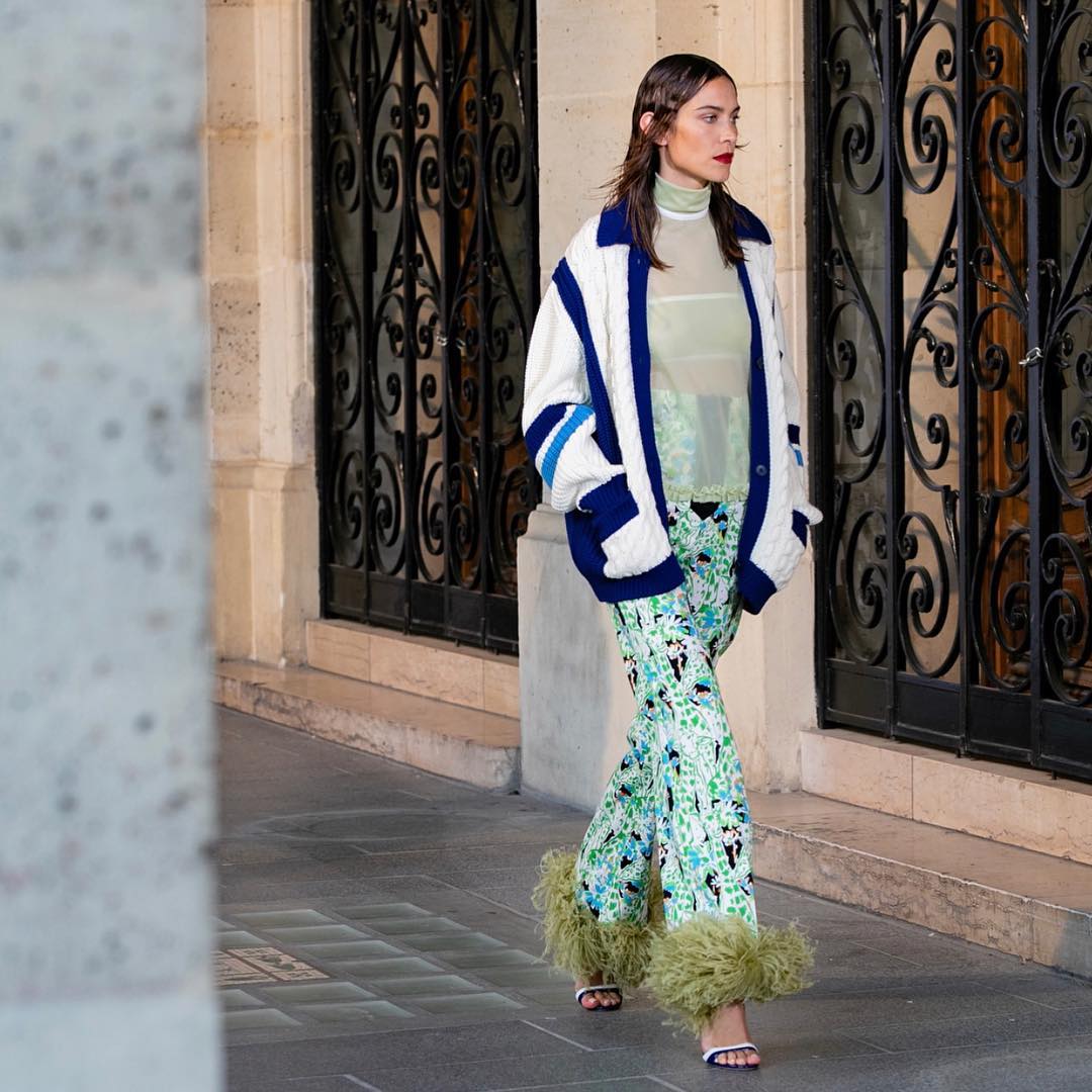 Alexa Chung es una de las invitadas fijas en los desfiles de Miu Miu, así que tiene sentido que se incorporara al equipo de amigas de la marca que se subieron a la pasarela. Para ella, un paseo más.