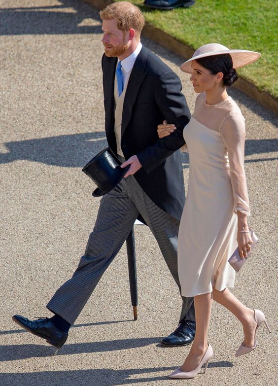 Este es uno de los estilismos más accesibles (645 dólares) de los que se guardan en el armario de Markle: un vestido de la firma Goat con las mangas transparentes, perfecto para la primera aparición de la pareja tras su matrimonio, en una fiesta en los jardines de Buckingham Palace. De alguna manera, su sencillez y su tono quiso marcar la tónica que hasta el momento ha marcado el estilo de la Duquesa de Sussex: sencillo, sin estridencias y con cierta inclinación hacia los colores suaves y claros.