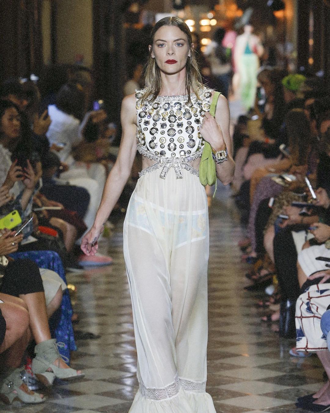 El año pasado, Jaime King hizo un alto en su carrera de actriz y volvió a subir a la pasarela precisamente de Miu Miu, La que fuera supertop en los 90 había estado una década alejada de la moda, pero Miuccia Prada supo convencerla para retornar. Este año ha vuelto a hacerlo.