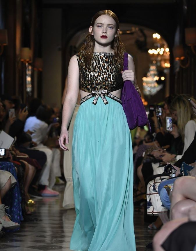 Sadie Sink deslumbró como nueva integrante del reparto de la serie ochentera 'Stranger Things' y volvió a hacerlo como modelo para Miu Miu. Tampoco era su primera experiencia con la moda: ya había trabajado para Topshop, Nike y la línea de ropa vegana de Rooney Mara.