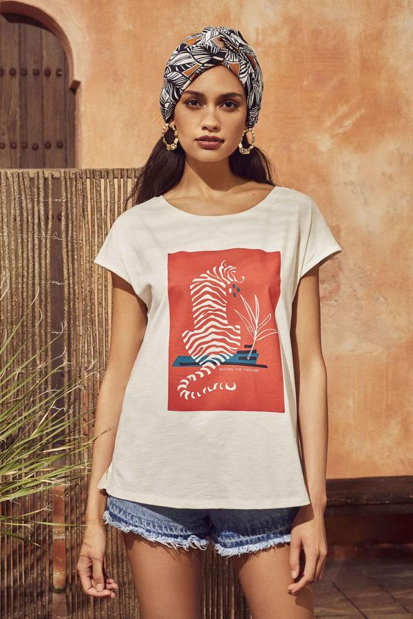 Sigue al pie de la letra la propuesta de estilo de Springfield para estas camisetas de algodón sostenible y llévalas con un short denim, un turbante étnico y unos pendientes de aro. ¡Nos encanta!