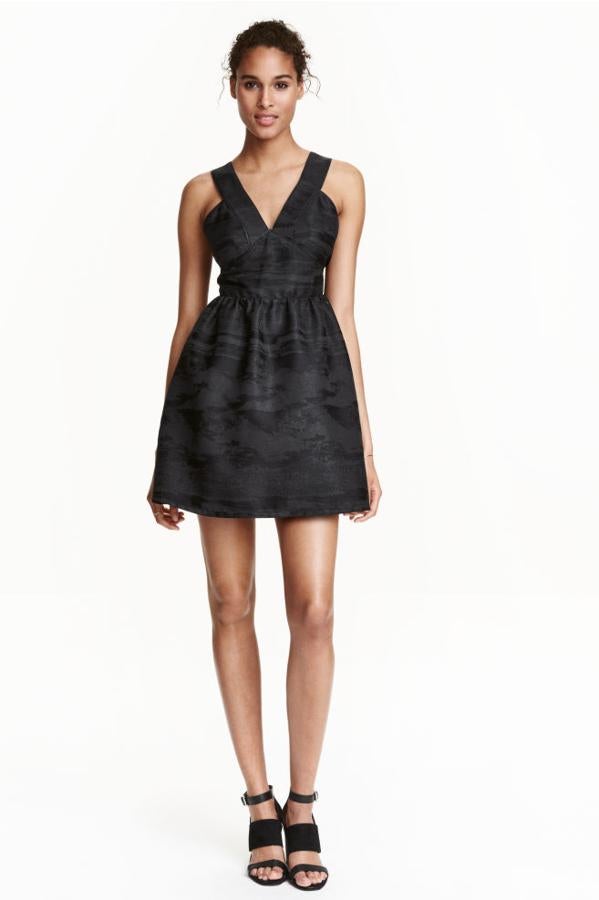 Vestido jacquard en color negro, 11,99 euros.