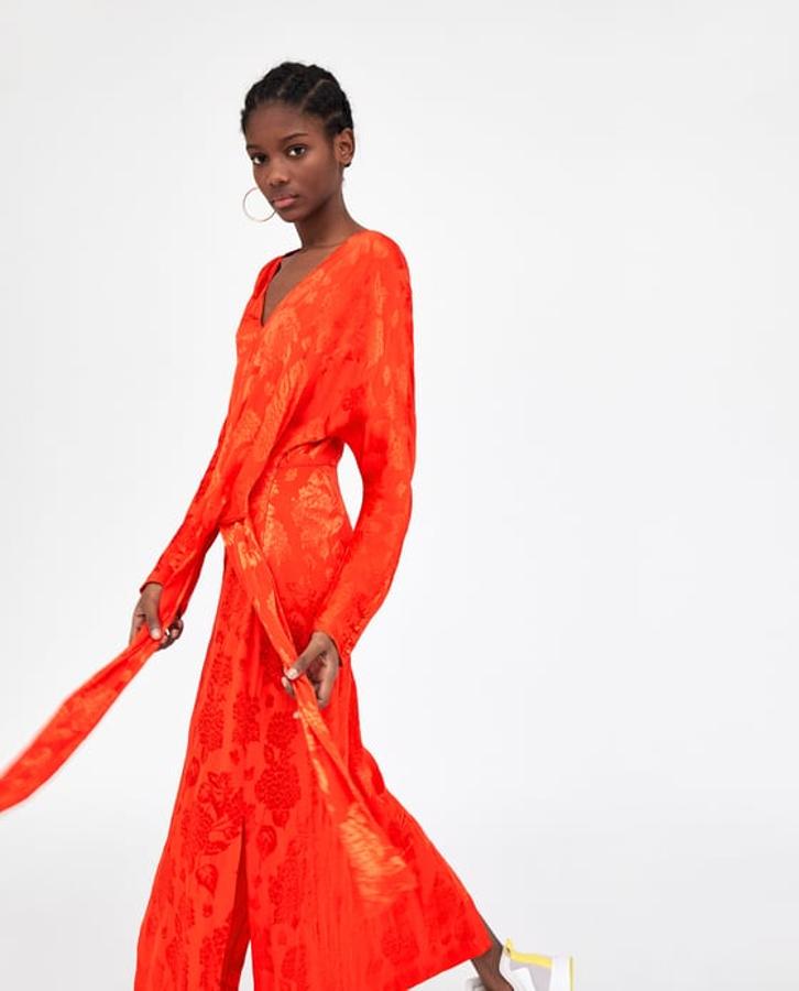 Vestido jacquard con nudo en color naranja, 19,99 euros.