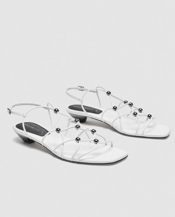 Combinando correas de red y cuentas metálicas, este par de sandalias tiene dos de las principales tendencias del verano. Son elegantes y casuales, y la mejor opción para los más minimalistas. (Zara, 29,99)