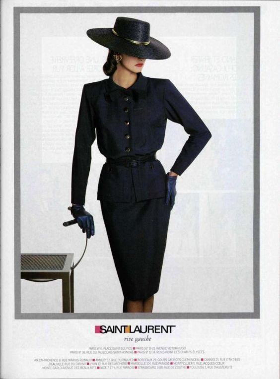 En los 80, antes de que las Spice Girls convirtieran el poder femenino en un argumento pop, las mujeres hacían uso de sus armas de mujer desde una moda que elevaba sus factor 'power': cuerpos con poderío, trajes severos pero sexy, hombreras y sombreros de ala anunciaban una mujer con autoridad. Solo hay que ver a Linda Evangelista en esta campaña de la colección de primavera de 1987 de Yves Saint Laurentt Rive Gauche. Imposible no pensar en Saint Laurent al ver el sombrero de Bella, un clásico del diseñador.
