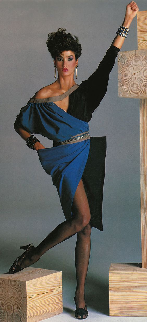 Azul y negro fue una combinación de colores recurrente en los 80. Janice Dickinson lleva un vestido azul y negro diseñado por Gianni Versace en 1983.