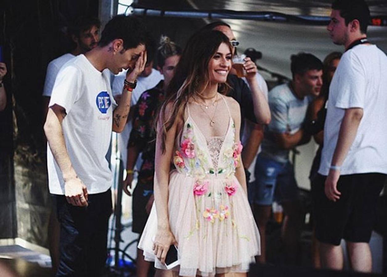 Ángela Rozas eligió este vestido corto de tul con encaje y bordados florales de Asos. Tampoco le faltaron las joyas diseñadas por Dulceida y María Pascual.