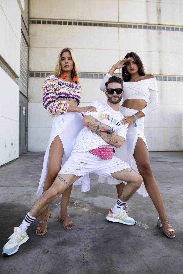 Marta Lozano eligió un look 'total white' formado por una falda larga de lino con botonadura lateral de Mango y un crop top cruzado de Storets. Por otro lado Teresa Gonzalvo prefirió una falda tipo pareo también blanca con un crop top con estampado étnico de Mochi. Ambas lucieron también sandalias transparentes con tacón bajo.