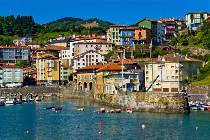 Mutriku, en Gipuzkoa es considerado uno de los tramos más bellos del litoral vasco. Su casco histórico fue declarado Conjunto Monumental en 1955.