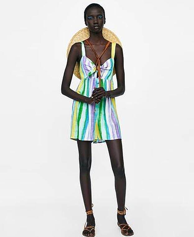 Mono fluido de escote pico con detalle de nudo central y tirante ancho, 15,99 euros.