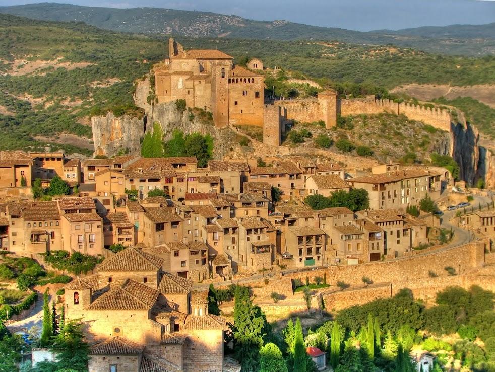 Alquézar (Huesca): Alquézar es uno de los pueblos con mejores vistas de Aragón. Tiene miradores, rutas de senderismo y hasta cuevas de arte rupestre. Pero lo que no te puedes perder en Alquézar es la Colegiata-Castillo de Santa María la Mayor, Monumento Nacional.