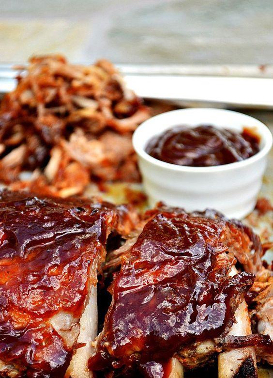 Las BBQ Ribs son los costillares de cerdo a la parrilla bien untados (y pringosos, sí) de salsa barbacoa. Acompñalos de patatas asadas y ensalada de col, y tendrás la perfecta cena del 4 de julio.