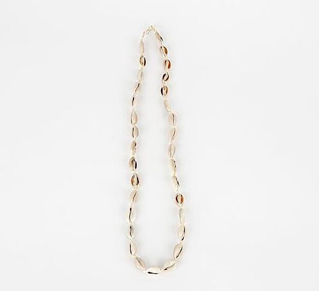 Collar compuesto por conchas africanas naturales, 35 euros.