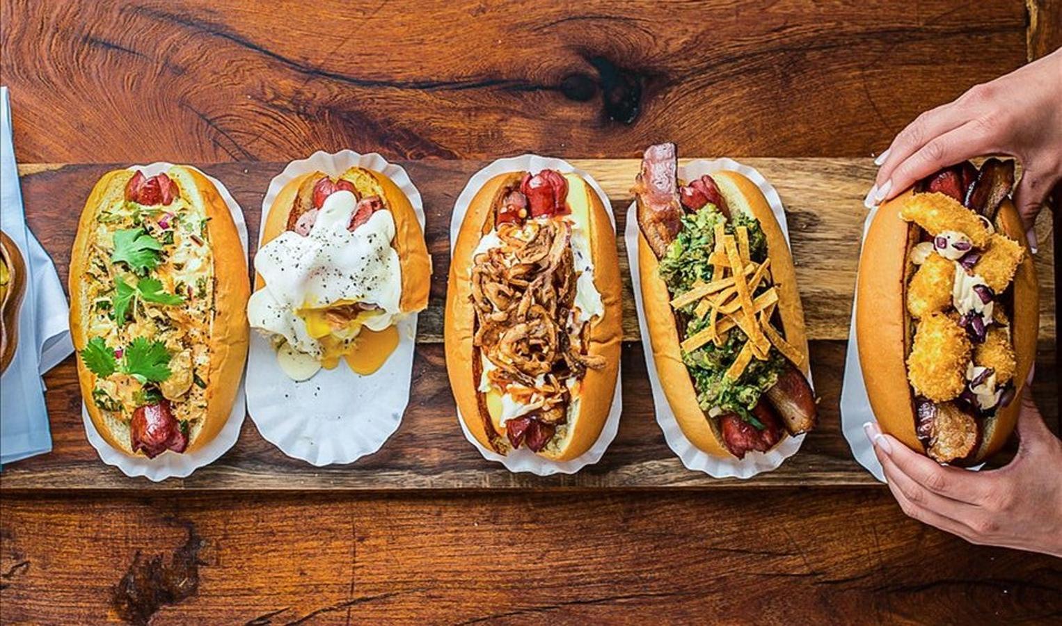 Y si las hamburguesas son puro 'american taste', los 'hot dogs' o perritos calientes no se quedan atrás. Imprescindibles en cualquier barbacoa que se precie, o en tus tardes de partido en la grada de cualquier estadio, también admiten mil y una variedad e ingredientes 'extra' a las salchichas y al típico 'pan de perrito'.