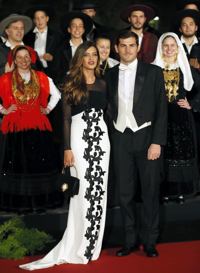 Iker Casillas y Sara Carbonero contrajeron matrimonio el 20 de marzo de 2016 en Boadilla del Monte (Madrid). La ceremonia la ofició uno de los tres notarios con que cuenta la localidad madrileña. En la ceremonia solo estuvieron presentes dos testigos y su hijo de 2 años Martín. El portero y la periodista tuvieron una boda íntima y casi un puro trámite ya que los dos hace tiempo que declararon no necesitar papeles para sentirse comprometidos.  La pareja inició su relación en 2010 y esperan su segundo hijo para el mes de junio.