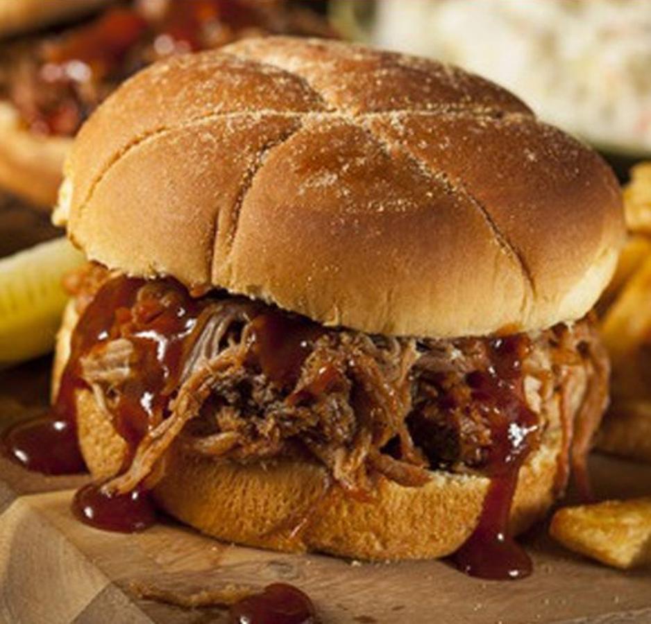El 'pulled pork', una suerte de carne de cerdo deshilada y macerada con salsa barbacoa y especias, puede tomarse en sándwich o en plato. Sea cual sea tu opción, pecarás de gula...