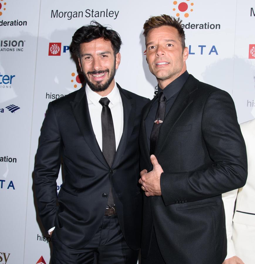 El pasado enero cantante puertorriqueño  Ricky Martin  confirmó que se ha casado con su novio, el pintor sirio de nacionalidad sueca Jwan Yosef, con quien mantiene una relación desde 2016. La estrella de Vente pa'ca dio a conocer la noticia en el canal estadounidense E! Entertainment Television. "Soy un esposo, pero vamos a hacer una gran fiesta en un par de meses. Ya les dejaré saber", señaló. La fiesta sigue sin ocurrir. "Intercambiamos votos e hicimos todos los juramentos que había que hacer. Firmamos todos los papeles que necesitábamos, el acuerdo prenupcial y todo lo demás", explicó el cantante de 46 años.