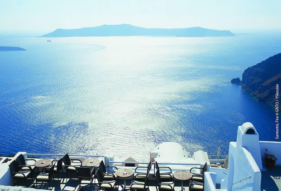 La isla de Santorini, y sus islotes contiguos, son hoy el resto de la caldera de un volcán que estalló en el siglo XVII a. C. Aquel desastre natural dio forma a una de las postales áctuales más típicas (y fotografiadas) de Santorini, pero muchos siglos antes, también fue el origen del mito de la Atlántida del que habló Platón en sus 'Diálogos'.