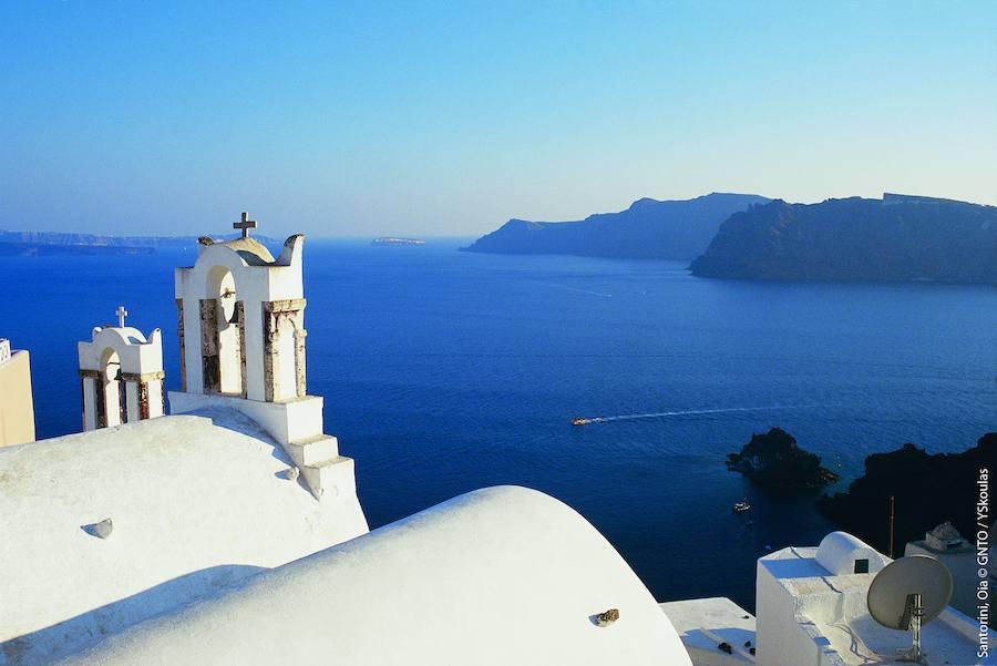 Santorini no solo es belleza, también es historia (¿acaso no es lo mismo?), por eso, no dejes de visitar yacimientos arqueológicos como el de Akrotiri (el más famoso), pero también los Vlihada, Arhea Thira, Pyrgos, Profitis Elias y Thermi.