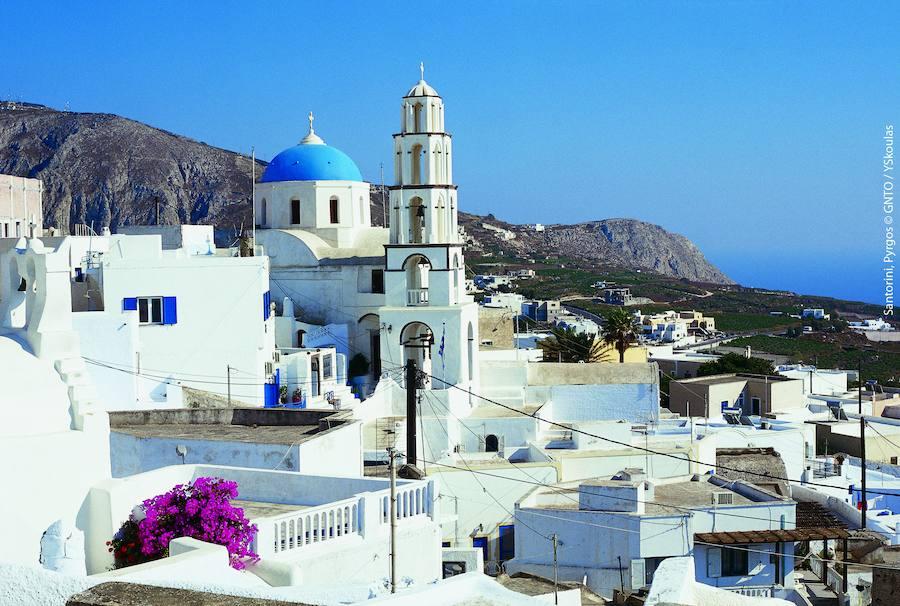 Santorini, como buena parte de Grecia y de la mejor dieta Mediterránea, también es gastronomía. Déjate seducir por sus intensos sabores especiados, por sus pescados recién cogidos en pueblos marineros como Armeni, reserva una cena romántica cena para dos con vistas al atardecer, y brinda con sus mejores vinos porque, si no lo sabías, la tradición vinícola de la isla se remonta más de 3.500 años y su microclima unido a una particular forma de cultivo da como resultado unos caldos deliciosos.