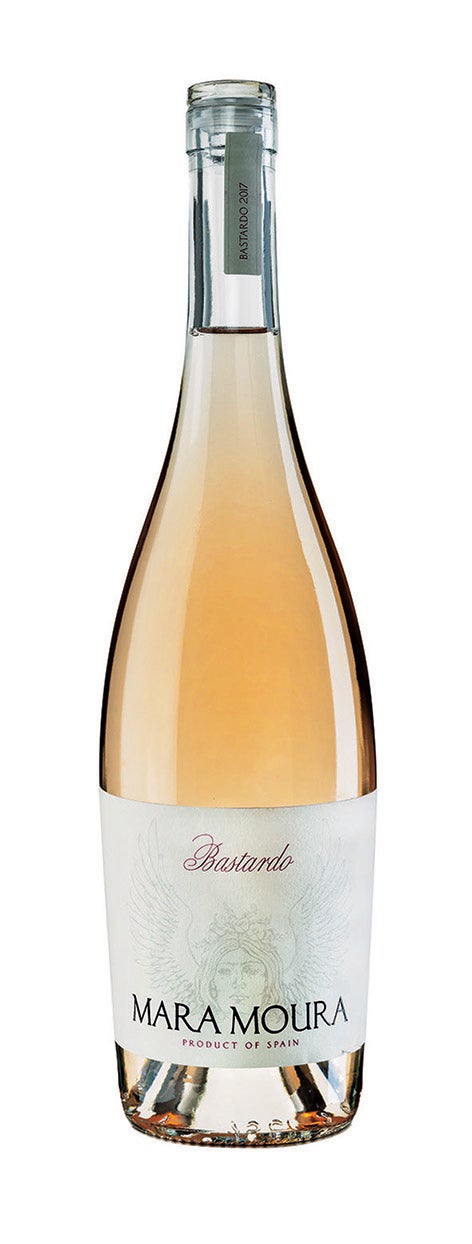 Con una variedad gallega casi en extinción, la bastardo, se elabora la edición limitada a 1.027 botellas de este pálido rosado. Complejo, original, untuoso y con un nombre de leyenda. Martín Codax (39€).