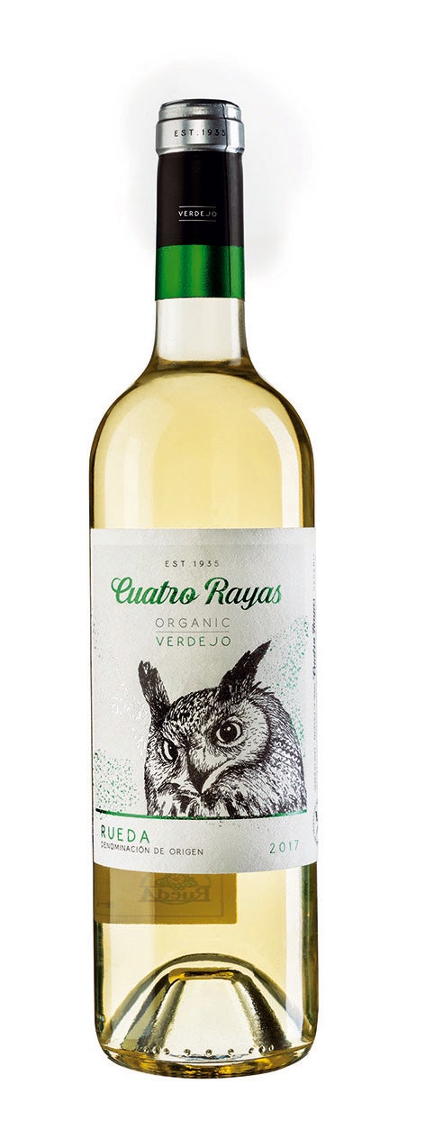 Verdejo elaborado con uvas de cultivo ecológico recogidas durante la noche. Es apto para veganos, porque se filtra con proteínas vegetales y tierra. Cuatro Rayas (6€)