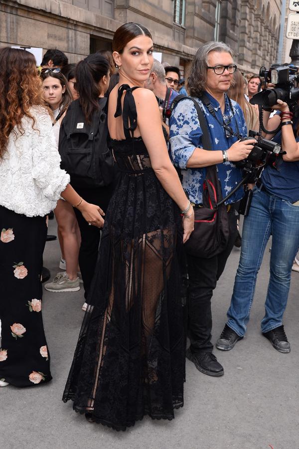 Súper seductora con vestido de transparencias vimos a Bianca Brandolini en el desfile de Elie Saab en la Semana de la Alta Costura de París.