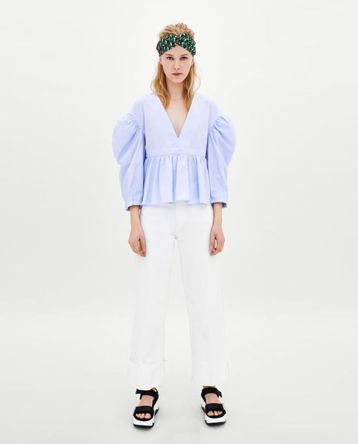 Cuerpo en color azul celeste con volantes, 15,99 euros.