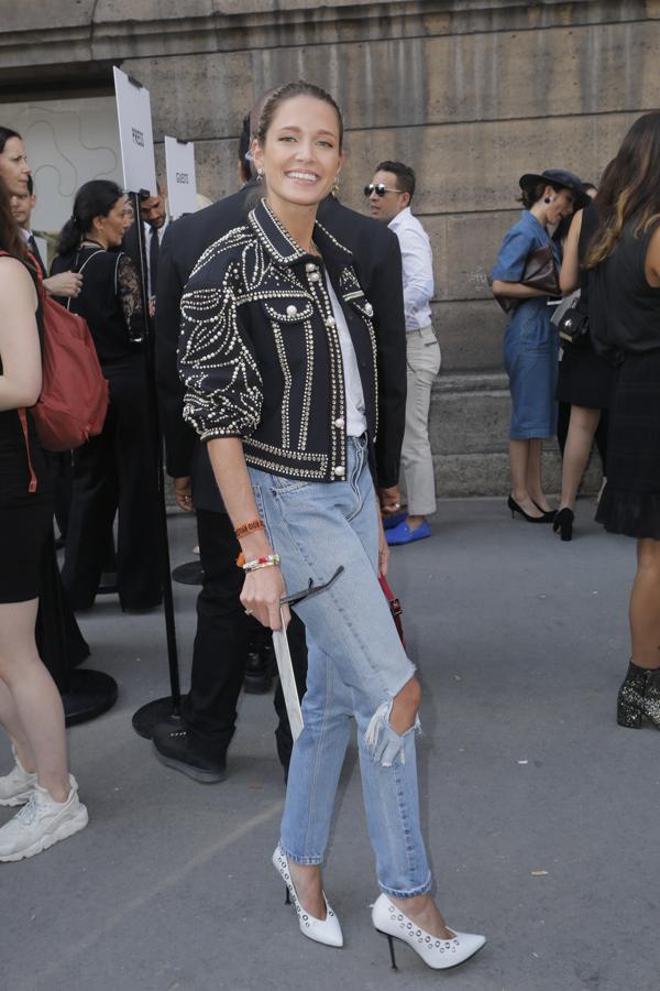 Helena Bordon nos ofrece la versión más sofisticada de un look con jeans en el desfile de Elie Saab en la Semana de la Alta Costura de París