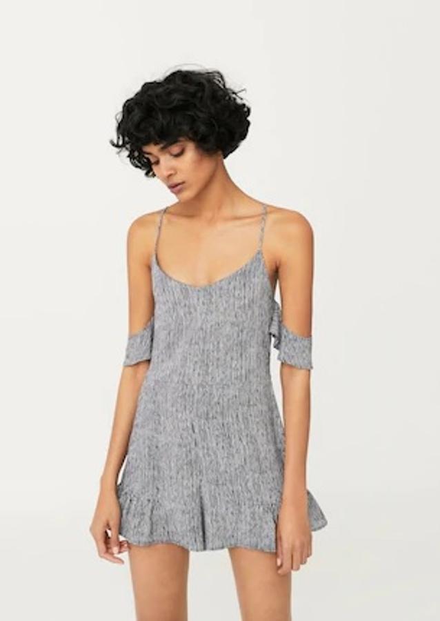 Mono corto off-shoulder con volantes y en color gris, 12,99 euros.
