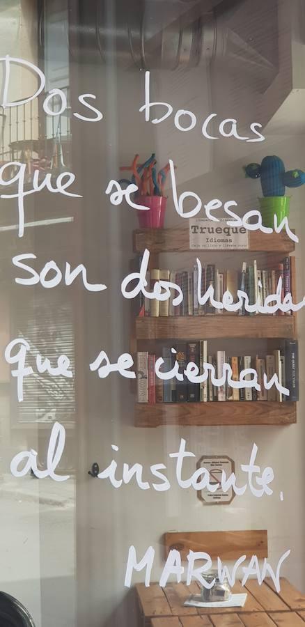 "Dos bocas que se besan son dos heridas que se cierran al instante". Encuentra este micropoema en La Infinito (Calle de los Tres Peces, 22).