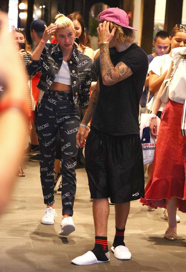 Claro, porque quizá no te has fijado, pero es que  Justin Bieber  lleva zapatillas blancas de hotel con calcetines. Sí, de esas de felpa que se supone que no te puedes llevar en la maleta...