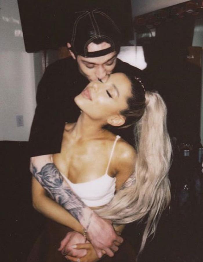Su relación ha durado poco. Ariana Grande y Pete Davidson comenzaron a salir juntos y se comprometieron a la vez, pero a los seis meses rompieron su relación.
