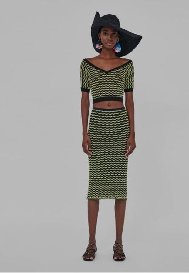Falda de punto con cintura elástica combinada a tono, de Zara.