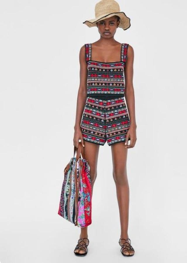 Conjunto con bralette y shorts bordados, de Zara.