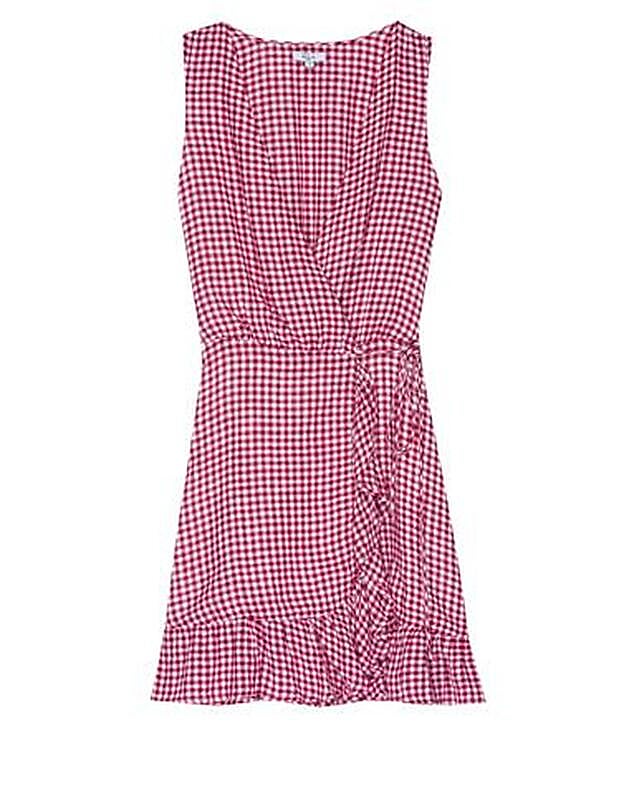 Vestido con diseño cruzado de cuadros vichy en rojo y blanco, unos 151 euros.