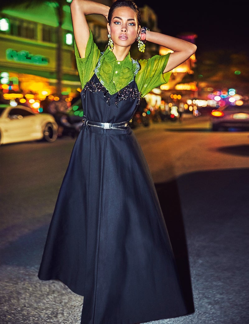 Vestido con detalles de pedrería, camisa y cinturon, de Miu Miu. Pendientes y brazalete de Chanel.