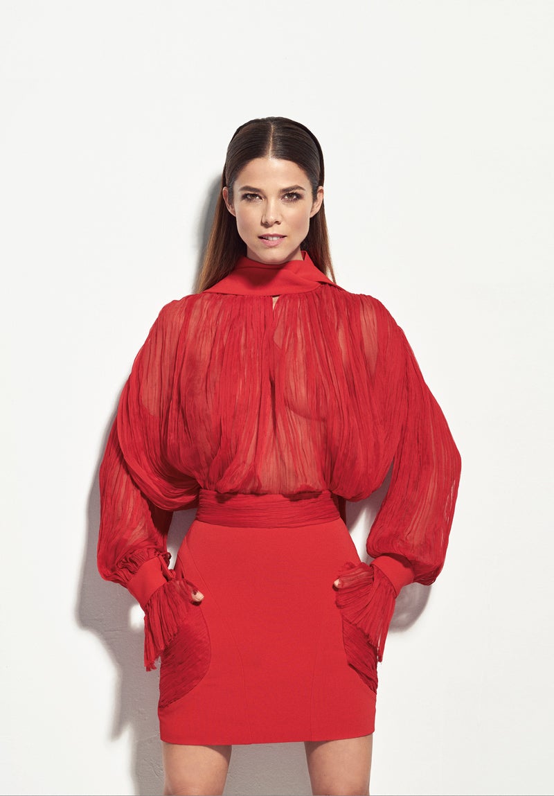 Juana Acosta viste blusa y falda de Alvarno