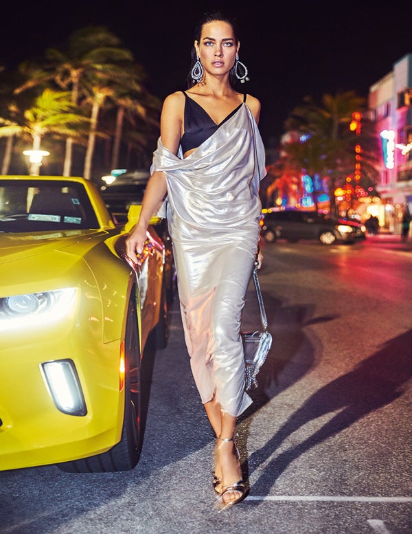 Vestido de lúrex de seda con top incorporado, de Pepa Salazar. Pendientes de Mango, bolso de Giuseppe Zanotti y sandalias de Mascaró.