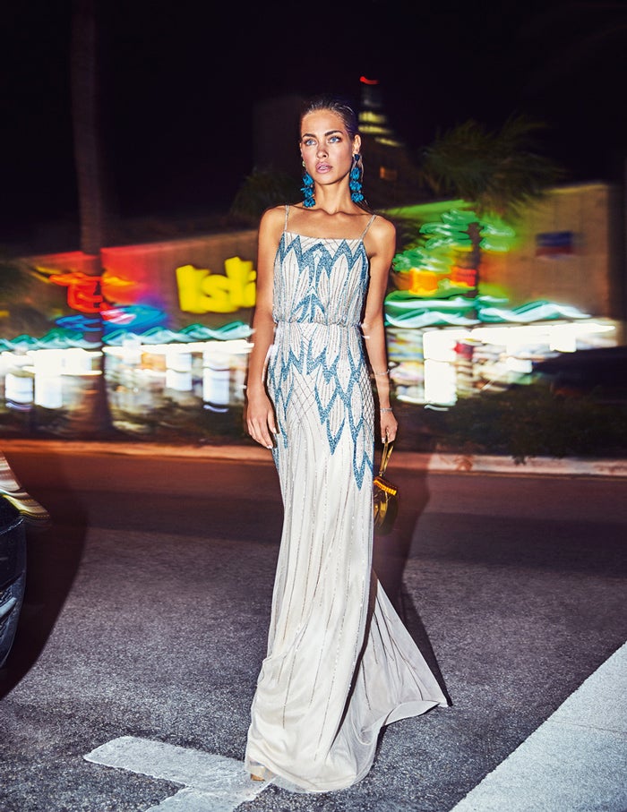 Vestido de Tintoretto, pendientes de Uterqüe, bolso de Giuseppe Zanotti y pulsera de Swarovski.