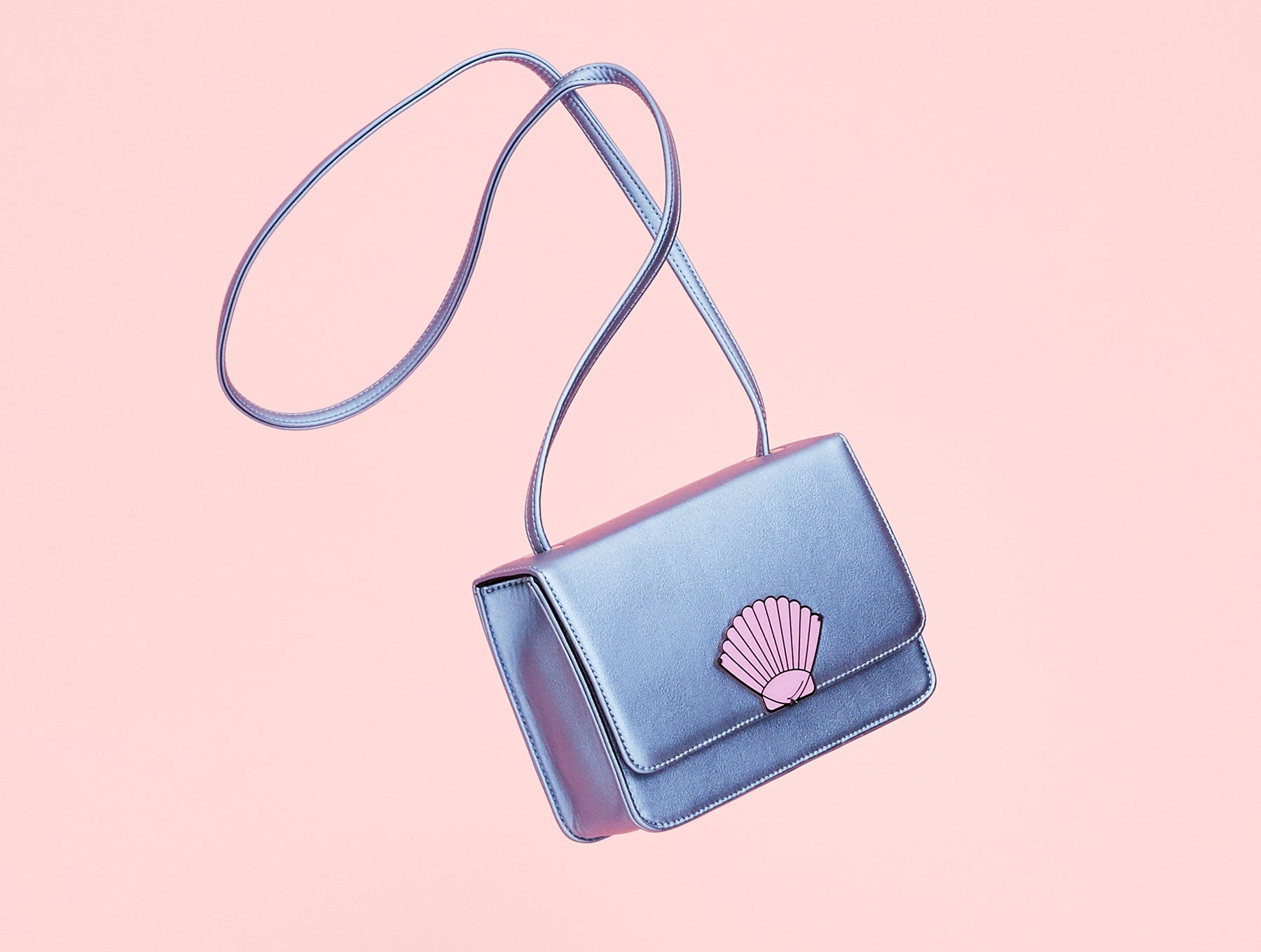 Bandolera con detalle de concha de Pull and Bear: 12,99 euros.