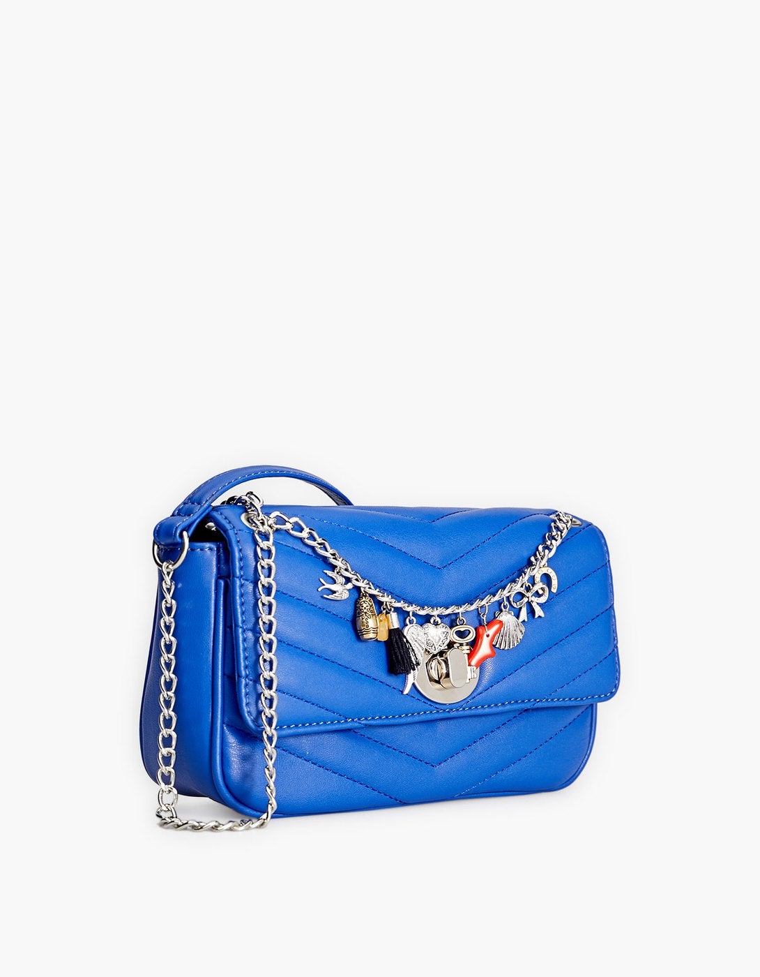 Bandolera acolchada con charms, de Stradivarius: 12,99 euros.