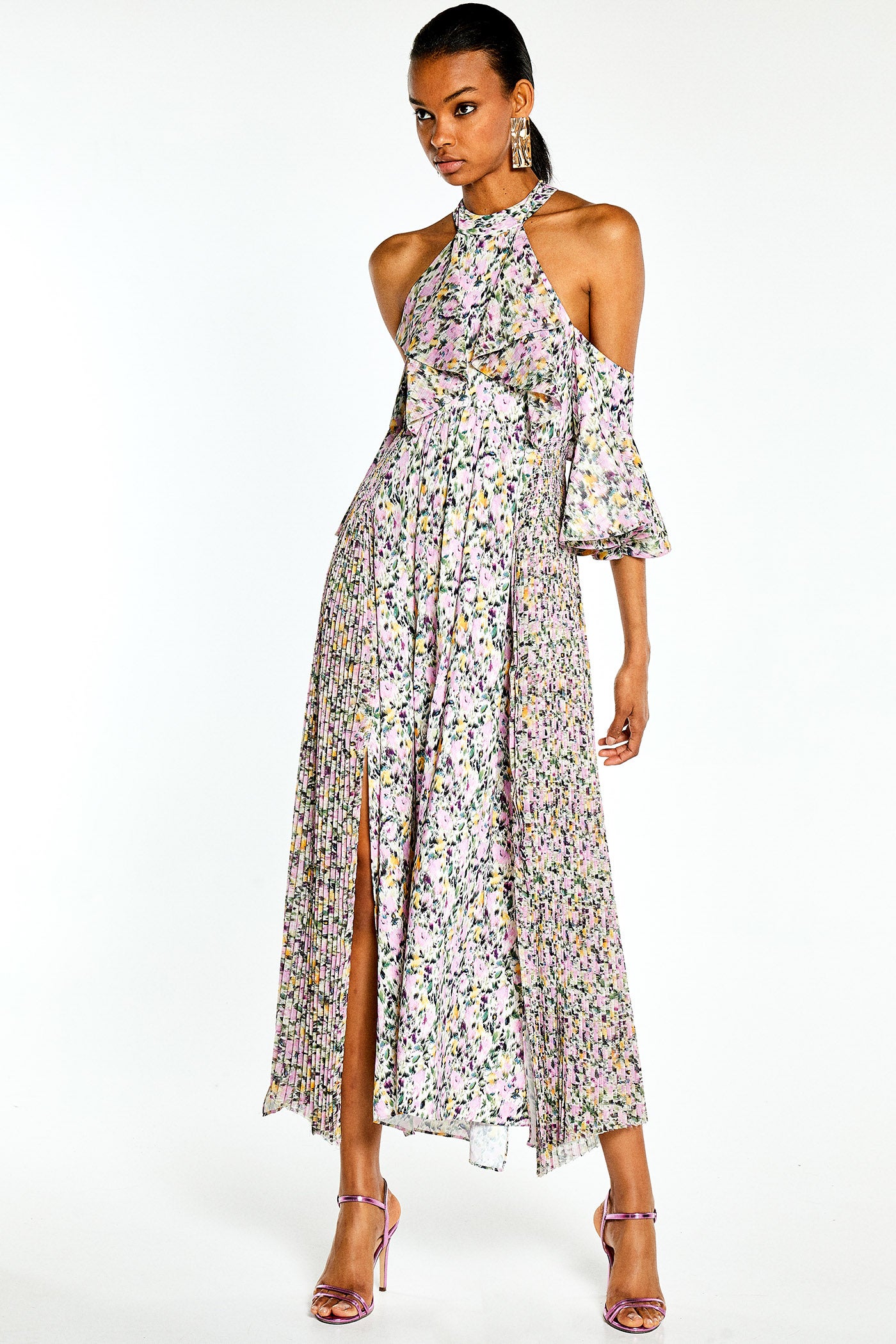 Vestido largo con estampado floral y raja de Sfera: 39,99 euros.